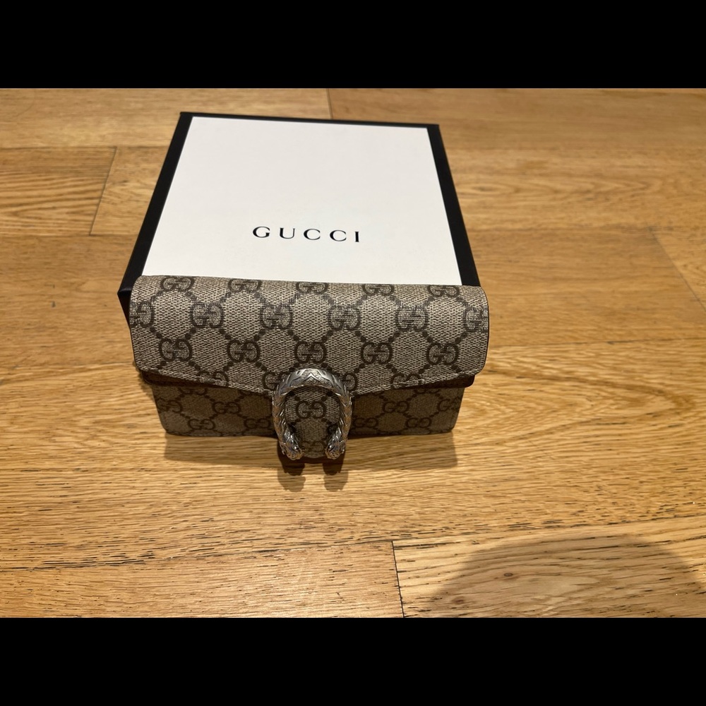 Gucci Crossbody .